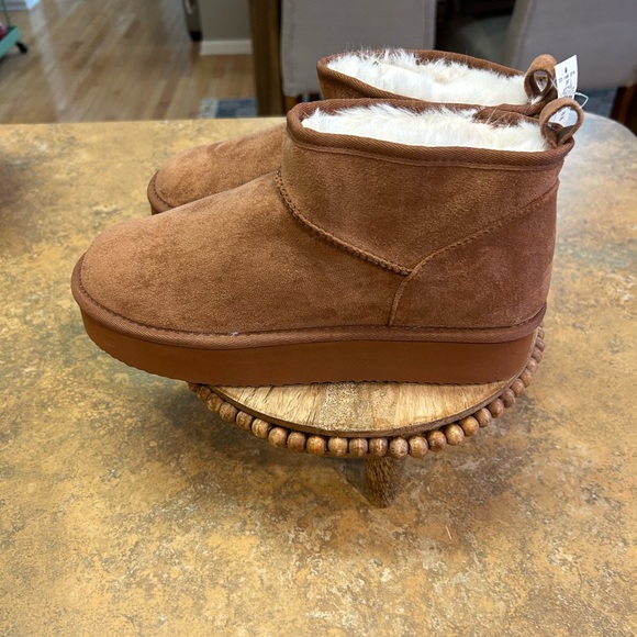 NWT Aerie Faux Suede Mini Platform Ankle Boots with Fur Lining - Picture 6 of 7
